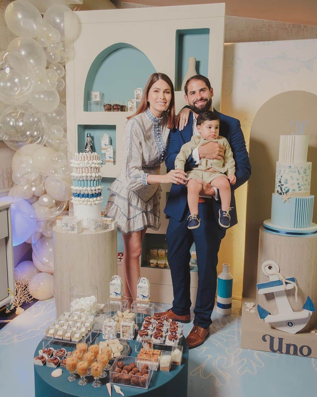 María Gabriela Isler Moralesのインスタグラム：「En un mes full de trabajo, no había compartido con ustedes el maravilloso y talentoso equipo de aliados que formó parte de un día inolvidable para nosotros: el cumpleaños y bautizo de nuestro Joaquín 🤍.   Honrar el trabajo de profesionales que además de tener destreza, hacen todo con mística y extremo cuidado de los detalles, es un gusto para mí y aquí se los cuento 🙌🏼.  Para este día quisimos lograr un estilo que fuera elegante y que reflejara los intereses y los gustos de Joaqui, así que por eso elegimos la temática marina 🐟.   Mali de @tarjeteriamaos nos complació, logró el concepto gráfico que tanto queríamos y tuvo paciencia porque Alberto la fastidió 1000 veces... Sus piezas están llenas de delicadeza y buen gusto. ¡Amamos todo lo que nos hizo! 😍🙌🏼 Gracias Mali   La torta de la Sra. Ely @elys_reposteria no solo estaba deliciosa sino que se robó las miradas de todos. Su dulzura y creatividad nos sorprendieron. Esta imponente creación dio de qué hablar por lo bella que era y porque además el relleno de dulce de leche con almendras era de otro mundooooo. ♥️ No saben… Gracias Sra Ely, además de ser una amor de persona, tiene manos mágicas para la repostería.   Junto a Gaby de @marceycharlotte terminamos de darle vida a todo el concepto creativo que armamos y la mesa de postres nos hizo mucha ilusión. De verdad nos encantó su buen gusto y minimalismo ✨.   Sin duda, en Venezuela existe demasiada gente talentosa y les agradezco de corazón que se hayan sumado a esta celebración tan importante para nosotros.   Y no podía faltar los primos @felphotography y @risetterlugo que además de ser tremendo team de fotógrafos, nos apoyaron con la coordinación. Gracias Ris, sin ti no hubiera podido 🙏🏼✨  #FBF #CumpleJoaqui #Velencia #Bautizo #Ocean」