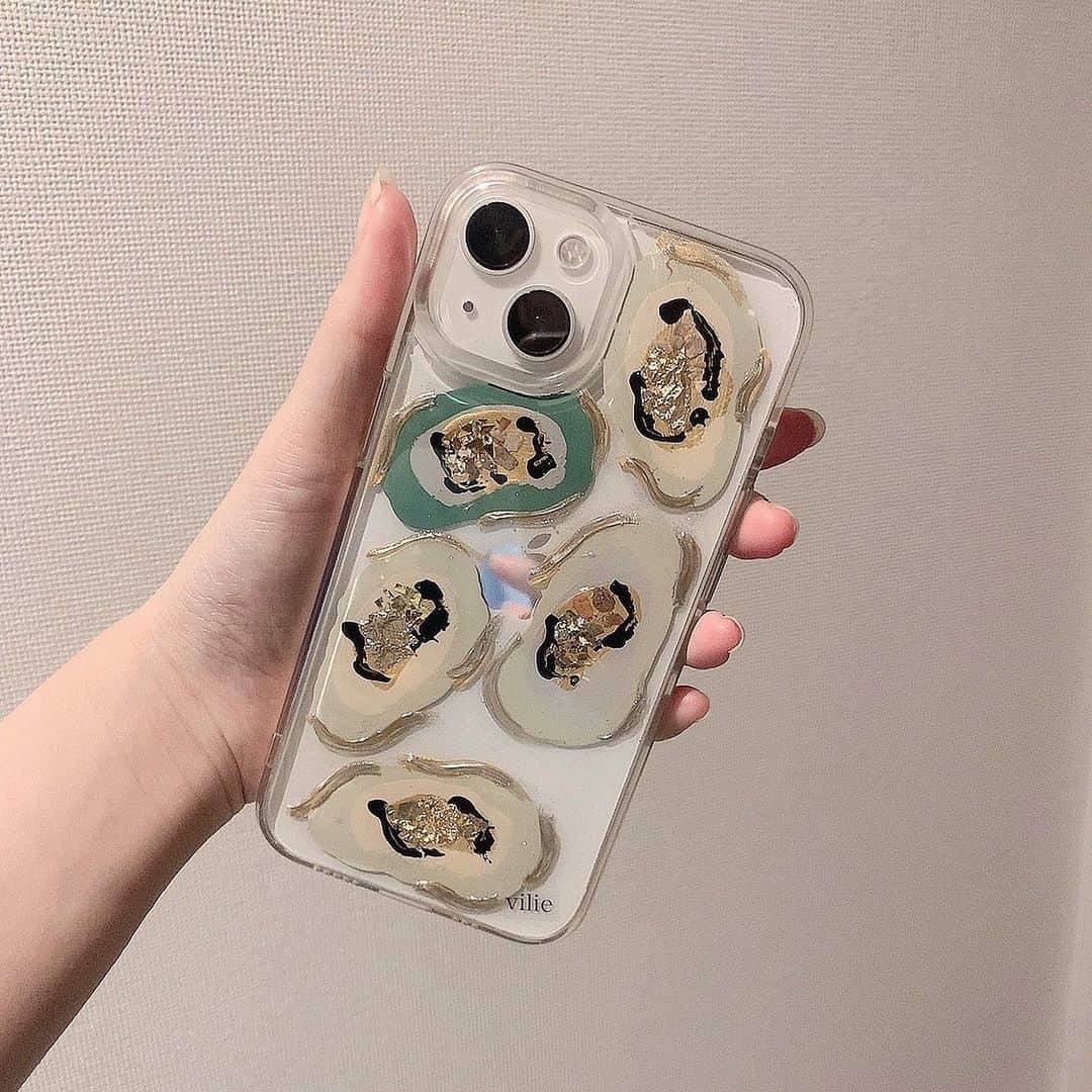 叶瀬千紗のインスタグラム：「またまたvilieのiPhoneケースに🌱 ゴールドがキラキラして可愛い~🥂  12/31(土)まで受注会やってるみたいです おそろいはNo.24  #vilie #ヴィリエ #iphonecase #アイフォンケース #スマホケース #アクリル絵の具 #ハンドメイド #handmade #アート #art #ドライフラワー #ニュアンスデザイン #ニュアンスアート #デザイン画」