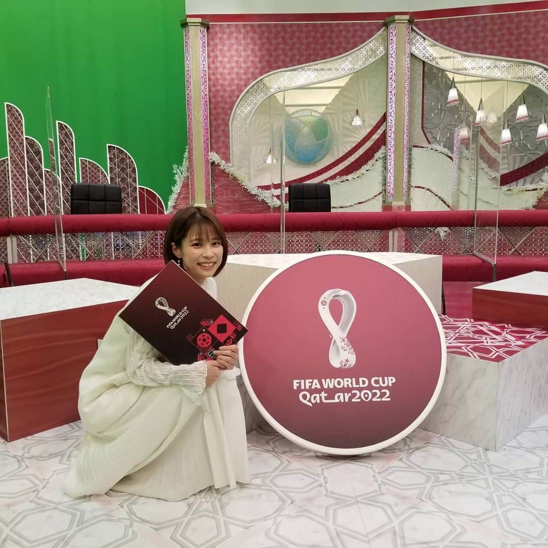 フジテレビアナウンサーのインスタグラム：「カタールから帰ってきた鈴木です🐥  ワールドカップという舞台の凄まじさを体感させてもらい、一生の経験になりました…！ 4年半全てをかけて闘ってきた選手の皆さんにはありがとうとお疲れさまでしたという気持ちでいっぱいです！  ただ！ワールドカップはまだまだ終わっていませんよ～！！ 今夜はクロアチア対モロッコの3位決定戦が行われます⚽ 明日の決勝ももちろん楽しみ！！  そしてなりより、これからもっともっと強くなる日本代表をずっと応援していきたいです💪  #FIFAワールドカップカタール2022 #鈴木唯」