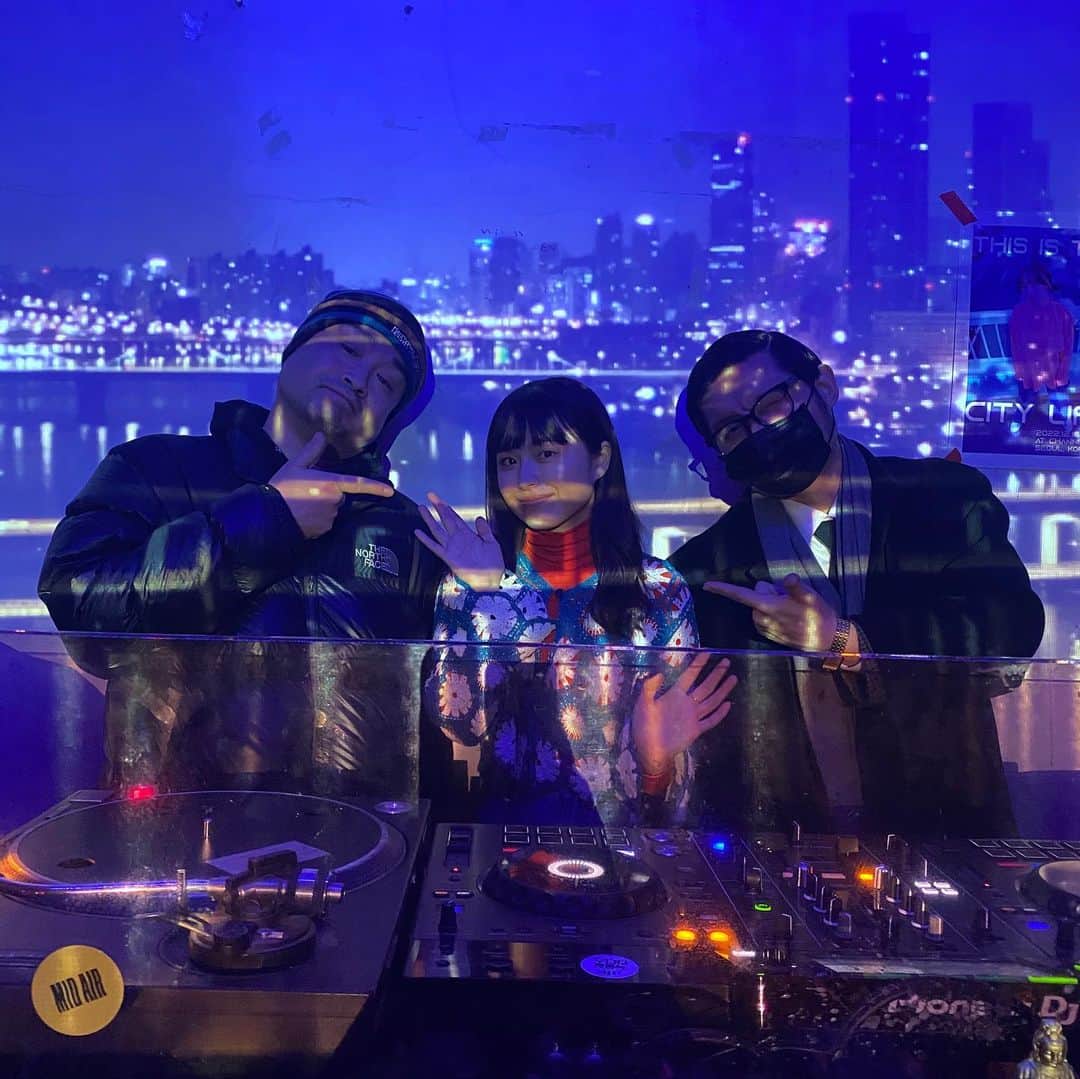 脇田もなりのインスタグラム：「“This Is The CITY LIFE” at Channel 1969, Seoul, Korea🇰🇷 @lghopper_yohei  @tgerdsco  よんでくださって本当にありがとうございました〜✨💃 감사합니다😭  外は寒すぎるけど 皆さんはとってもあったかくて 本当に楽しかったです✨  今日はマンピョンの From Midnight TOKYO で歌います✨ 新井さんもDJしまーす☆ @toshiya_arai_   꼭 와주세요！！  #korea #thankyou #감사합니다」