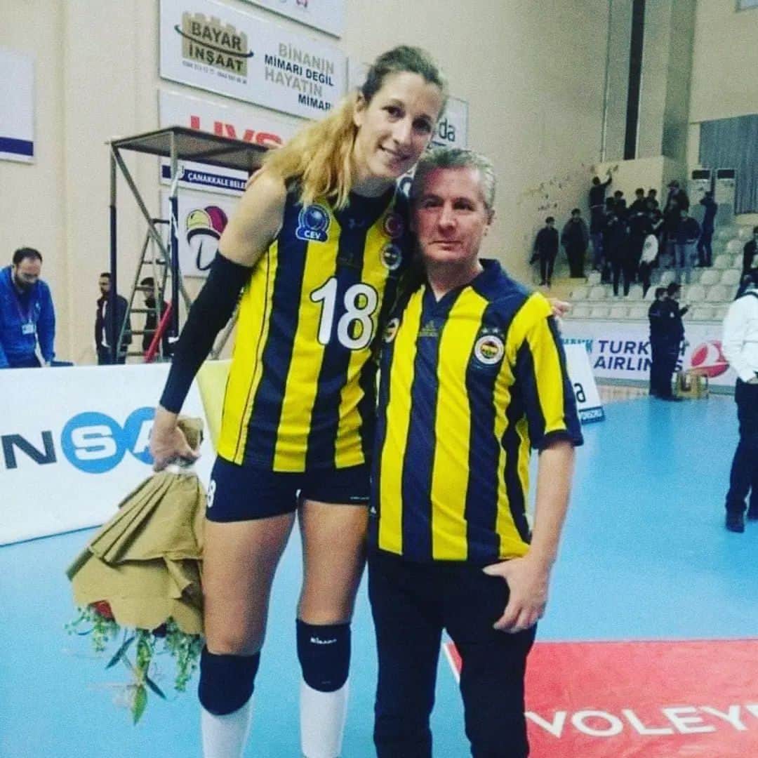 ミア・イエルコフのインスタグラム：「Fenerbahce ailesi, always present. 🥰❤️」