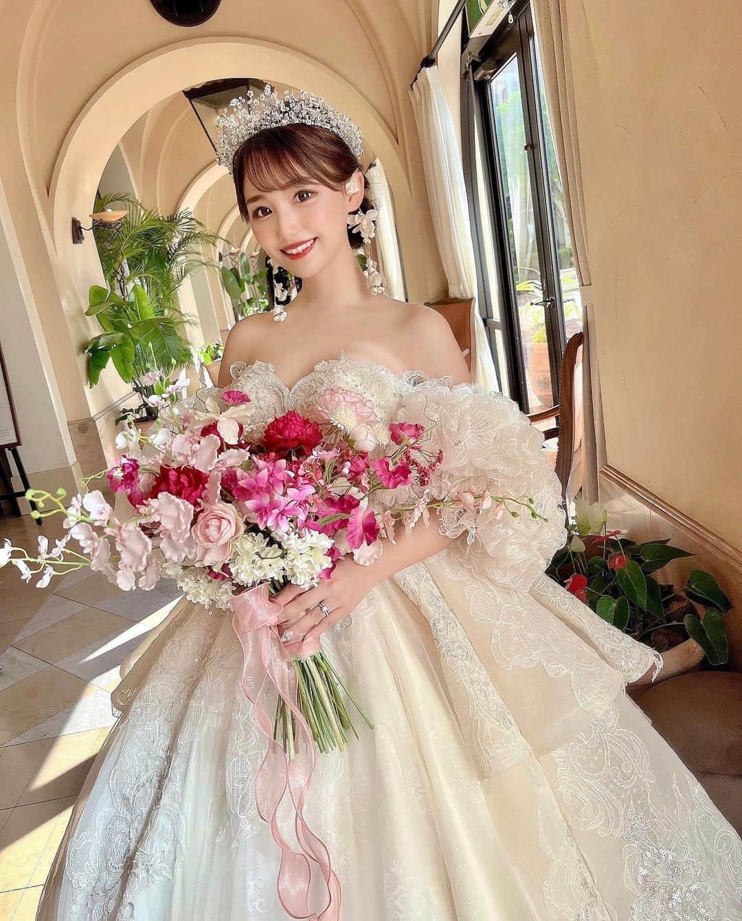 のインスタグラム：「⋆  日光ホテルアリビラでの撮影📸💓  ロケーション本当に素敵なので 追加してよかった〜🫣  #プレ花嫁 #花嫁 #沖縄婚 #リゾート婚 #ブーケ #結婚式  #東海プレ花嫁  #ウエディングドレス  #ウェディングドレス選び #thehany #2022冬婚 #2023春婚 #披露宴 #披露宴会場コーディネート #卒花嫁 #プレ花嫁準備 #プレ花嫁ダイエット #プレ花嫁2023 #ウェディング前撮り #ウェディング撮影 #ウェディングフォト  #沖縄挙式 #カラードレス #ラソールガーデンアリビラ #花嫁ヘアスタイル #ドレス迷子 #卒花嫁レポ #ゼクシィ」