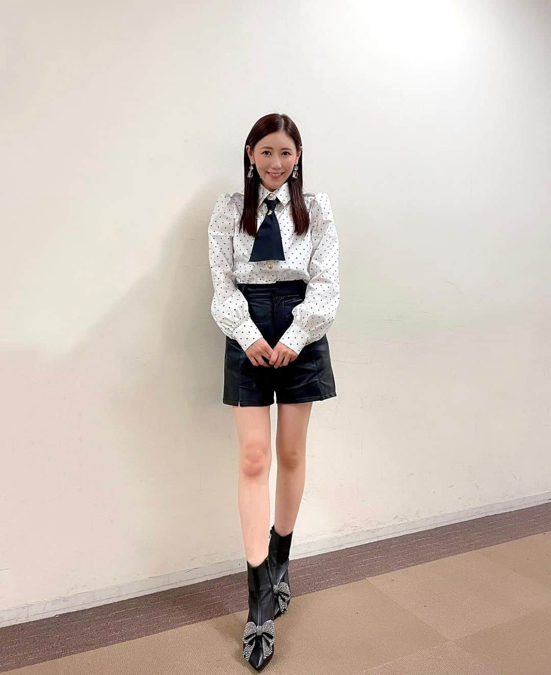 西野未姫のインスタグラム：「ある日の衣装❤️  #最近はスカートよりズボン派 #私服は寒さ対策優先 #だから衣装の時だけは可愛い服を #足出しする」