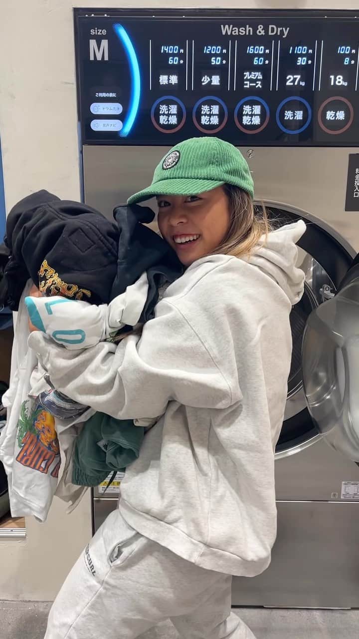 都築有夢路のインスタグラム：「@89laundry 🐶🫧 ママのコインランドリーが今日からオープンしたよ！ママおめでとう @amoten.4454 💐たくさんの人に協力してもらって素敵なお店ができて嬉しい😊 遠征からから帰って来た後の大量の洗濯物も一気に洗っちゃったよ！ヘンテコダンスでも映えお店の雰囲気だから、是非写真撮りに来てね😂 #newme #🕺🏻#コインランドリー #ランドリールーム  #laundry #dance #ダンス」