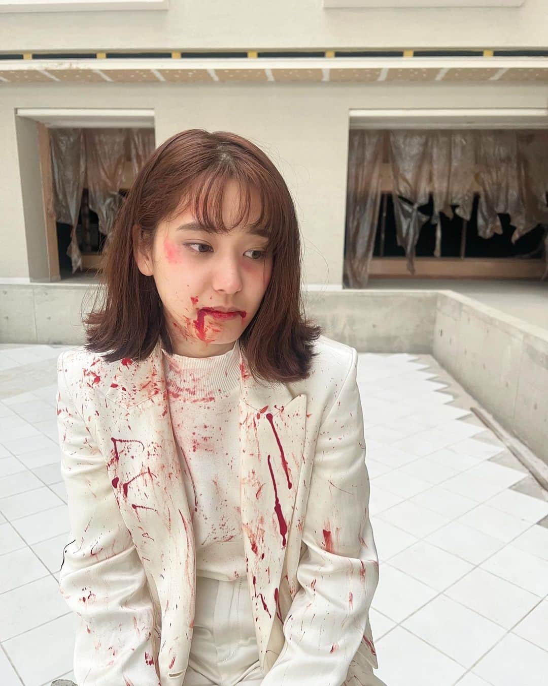 山崎紘菜のインスタグラム：「たくさんなぐられた。ぴえん🥺 #でもたくさんなぐり返しちゃった #WOWOW #ドロンジョ(@wowow_doronjo ) #最終回  ご視聴ありがとうございましたっ！！！ ⚠︎血糊です」