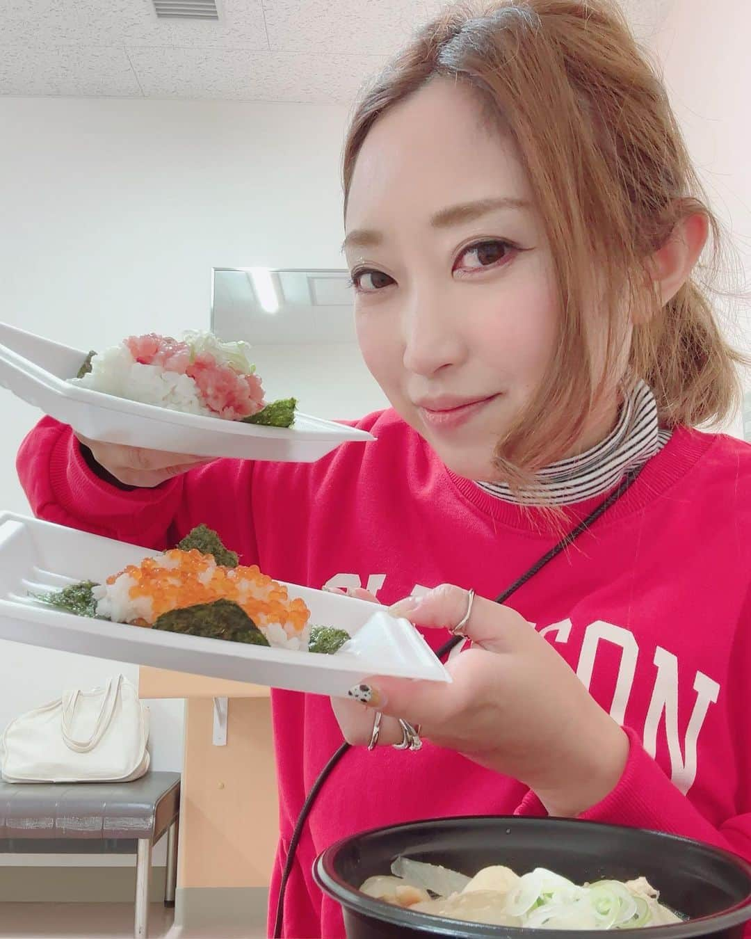 上村知世のインスタグラム：「にいがた魚の陣2022🐟 新潟は美味しい海の幸がたーっくさん❤︎ 楽しく美味しく放送出来ました♫📡 イベントは明日まで！！ #fm775 #ニイタビ775 #ハート狩人 #魚の陣 #にいがた魚の陣 #魚 #海 #日本海」