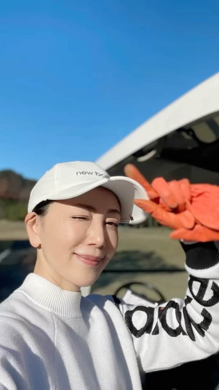 坂村かおるのインスタグラム：「雲一つない青空！ ・ ちょっと日差しが強かったから日に焼けてしまったかな💦 ・ 少しづつですが、体力も付いてゴルフに慣れてきました。 ・ あちこちこが痛いけど💦 とにかく、気力だけは人一倍あるので体力が続く限り頑張ります🏌️‍♀️ ・  いつも「いいね！」を頂きありがとうございます。 皆さんのコメントに元気を貰っています😊  #クィーンオブ美魔女 #team美魔女 #美ST #坂村かおる #トータルビューティーアドバイザー #美しく老いる #バランス #美容 #コスメ #ファッション #今日のコーデ #トータルバランス #お洒落な人と繋がりたい #コスメ好きな人と繋がりたい #美意識高い人と繋がりたい #美魔女 #美魔女が変わる #アップデートしてる人と繋がりたい #自分らしくアップデート #ゴルフ女子と繋がりたい  #ゴルフ好き」