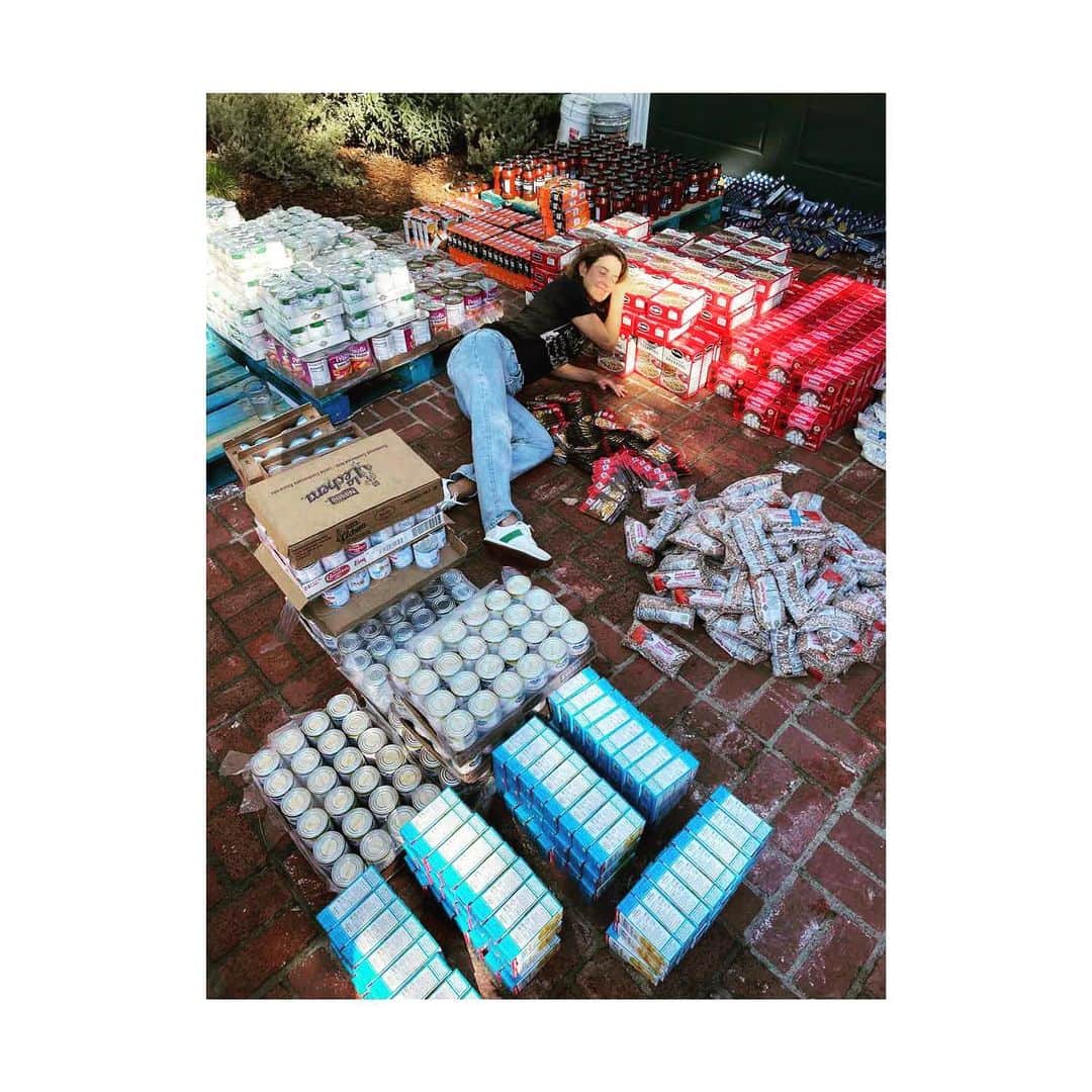 コビー・スマルダーズのインスタグラム：「HUGE APPRECIATION POST!! We spent last week putting together holiday bags for participants of the McVee program in partnership with @savethechildren   Thank you so much to.. @smartfinal for the windfall of non-perishable items. @lovedbaby for the organic oh so soft adorable infant clothing. @manhattantoy for the amazing toys  ❤️🎄」