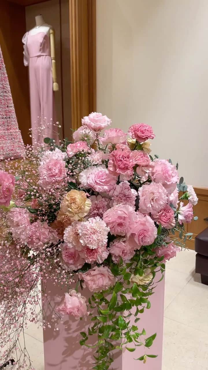 新倉瞳のインスタグラム：「音と服 in 西宮阪急㊗️  プロデュースしているドレスたちと共に、なんちゃっ店長、西宮阪急3Fイベントステージにてお待ちしております✨  ドレス談義、音楽談義しましょ  15時からはプロモーションスペースにて特別演奏会！ゲストはスイスのヴァイオリニストEdouard Mätzenerさんです🎻  問 )0798627527  【Shop Infomation】  M Maglie le cassetto limited shop 『音と服-Mode Elegance-』 日程:‪12月14日(水)‬〜20日(火) 会場: 西宮阪急　3階　イベントスペース31  エムマーリエルカセットのPOPUP SHOPがオープン。  Mode Eleganceをテーマに華やかな洗練されたスタイルが登場。 また、世界でご活躍されているチェリストの新倉瞳氏プロデュースの演奏者の方へ向けたドレスの秋冬コレクションをご用意致します。 ぜひこの機会ににお立ち寄りくださいませ。  【Point up】 期間中は、『フランドルメンバーズアプリ』のポイントアップ  【Special Event】 ⚫︎『新倉瞳氏　特別演奏会&トークショー』 世界で活躍されているチェリスト新倉瞳氏による特別演奏会とミニトークショーを開催致します。 日時:12月17(土) 午後15時から 会場:西宮阪急　3階　プロモーションスペース  ◆お問い合わせ 　西野阪急　3階 　スーペリアクローゼット  Tel:0798-62-7527」