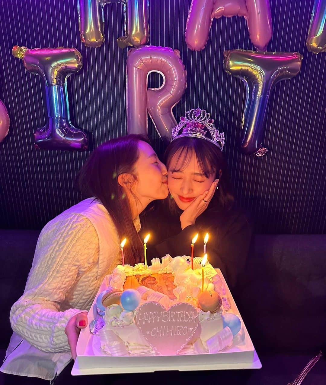 近藤千尋のインスタグラム：「お誕生日色々写真📷🎁😭💕🫶🏻 親友の由真もお祝いしてくれて😭 子育てで忙しいのに こんな計画立ててくれて本当にありがとう🥹🫶🏻❗️ 事務所の皆さんとも。。😢❤️ ありがたやぁ🙏🙇‍♀️🙇‍♀️🙇‍♀️  幸せなバースデーウィークでした🥺🎁  そしてそして、 今日は和歌山でイベントです❤️  和歌山のアドベンチャーワールド センタードーム1階 滝のある広場にて 14:15から登壇予定です🫶🏻💕  TGC 和歌山 2023  きらぼしキッズコレクション の 審査員として参加してます❤️ みなさんぜひ遊びにきてね🥰」