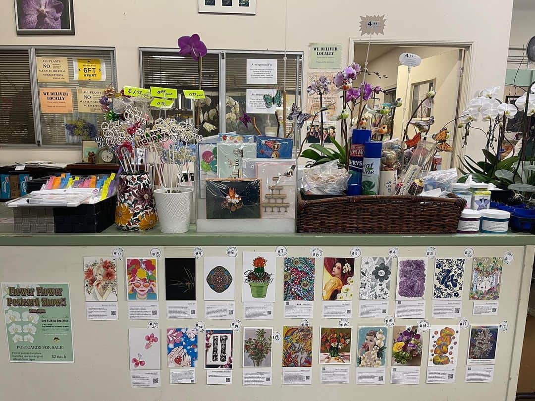 栗原まもるさんのインスタグラム写真 - (栗原まもるInstagram)「Flower Postcard Exhibition in Los Angeles has begun! My postcards are on display in front of the cash register. Look at the top row, far left!  I hope many people will be able to see them ✨.  フラワーポストカード展inロサンゼルスが始まりました！ 私のポストカードはレジ前の展示です。 上段の左端ですね☺️ 沢山の方に見ていただけるといいなと思います✨  http://www.pac8orchids.com/about-us/  #絵本コロンブスのポストカード展  #Flower Postcard Exhibition in Los Angeles」12月17日 11時41分 - kurimamo.jimlili