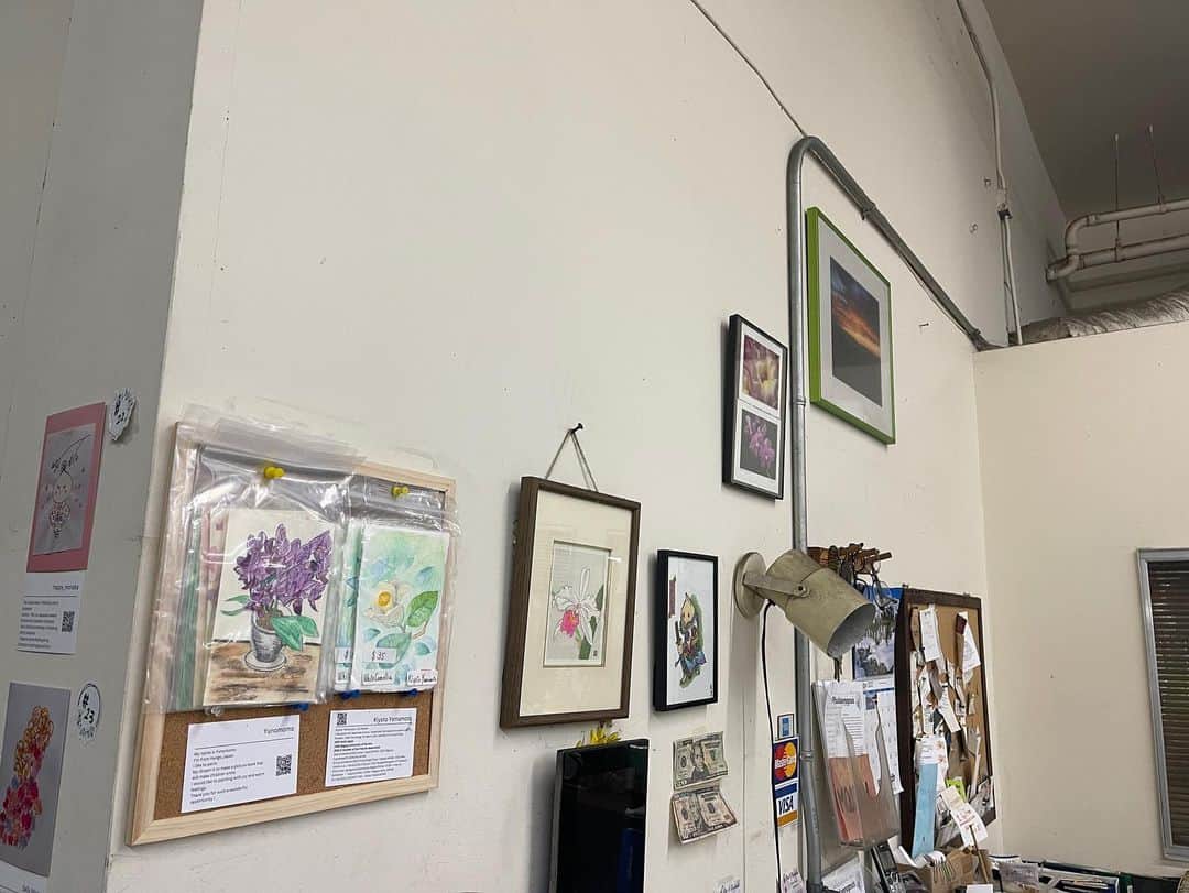 栗原まもるさんのインスタグラム写真 - (栗原まもるInstagram)「Flower Postcard Exhibition in Los Angeles has begun! My postcards are on display in front of the cash register. Look at the top row, far left!  I hope many people will be able to see them ✨.  フラワーポストカード展inロサンゼルスが始まりました！ 私のポストカードはレジ前の展示です。 上段の左端ですね☺️ 沢山の方に見ていただけるといいなと思います✨  http://www.pac8orchids.com/about-us/  #絵本コロンブスのポストカード展  #Flower Postcard Exhibition in Los Angeles」12月17日 11時41分 - kurimamo.jimlili