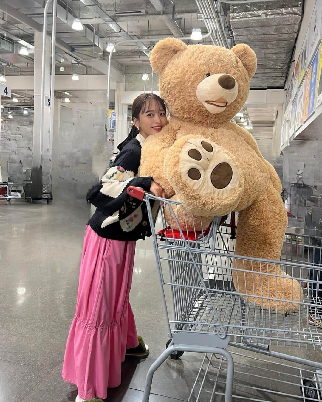 近藤千尋のインスタグラム：「ちまたのジョーシキちゃん📺  コストコのロケへ行ってきました❤️🥰 おすすめの商品沢山知れて 余計なコストコだいすきになりました🫶🏻笑  TVer見逃しやってるよん📺  カーディガン @tach_clothing  カットソー、スカート @rosebud_official_  アクセサリー @unoaerre_japan  チョコプラの超ヒット商品研究所📺 の衣装はこちらでした😍🤍 近所のまっちゃんは、 この前クレヨンしんちゃんのパジャマを着て 🍎を持ってきてくれました🫶🏻笑 子供達もだいすき❤️笑  ウェア @rito_structure  アクセサリー @e.m.__official  シューズ @charleskeith_jp  #近藤千尋衣装」