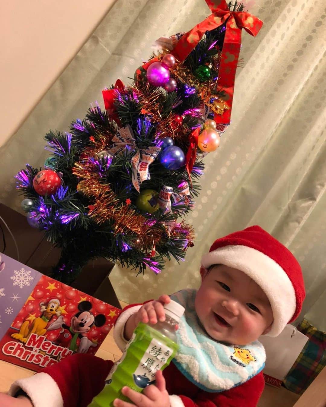 熊野準のインスタグラム：「久々にストーリーではなくこちらで。  クリスマスツリーを今年も先日飾りました。 貴翔が産まれてから買ったツリーも3年目。 0歳、1歳、2歳の写真を見比べると改めて成長を感じます。 色んな経験を息子＆娘に体験させたい31歳男性はリハビリトレーニングと四股を踏みはじめました。 見よう見まねですが、いつかマサさん、イナムーからご指導ご鞭撻をお願い申し上げます。  #クリスマスツリー ＃息子の成長記録 #四股を踏む」