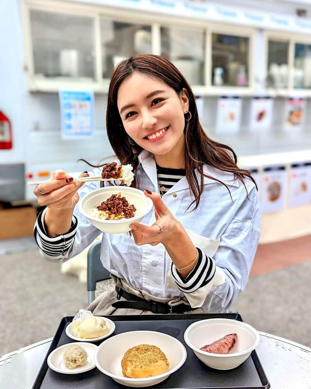 のインスタグラム：「今日は、桜木町で開催されている🇹🇼豚肉加熱加工品試食プロモーション🇹🇼へ❤️ . まるで台湾に旅行した気分になれる本格的で本場の味の美味しい台湾の豚肉料理を堪能してきました❤️ . ジューシーで肉汁が溢れる感じがたまらない❤️寒い外で食べるのがまた美味しい☺️ . ソーセージは甘くてジューシーで、ルーローハンは台湾の味がより感じられたよ💓 あとはこしょうもち、もち米肉団子、肉まんなど盛りだくさん！ 会場に行けば無料で食べれるの贅沢すぎる！みんな絶対食べてほしいです❤️ 是非遊びに行ってみてね🫶✨ . 📍桜木町駅前広場（JR桜木町駅東側） 2022 年12月17日(土)~12月18日(日) ⏰11:00~16:00 . #豚肉加熱加工品試食プロモーション #台湾グルメ #豚肉レシピ #みなとみらい #桜木町 #キッチンカー #PR #横浜 #yokohama #グルメ女子 #taiwan #台湾 #肉まん」