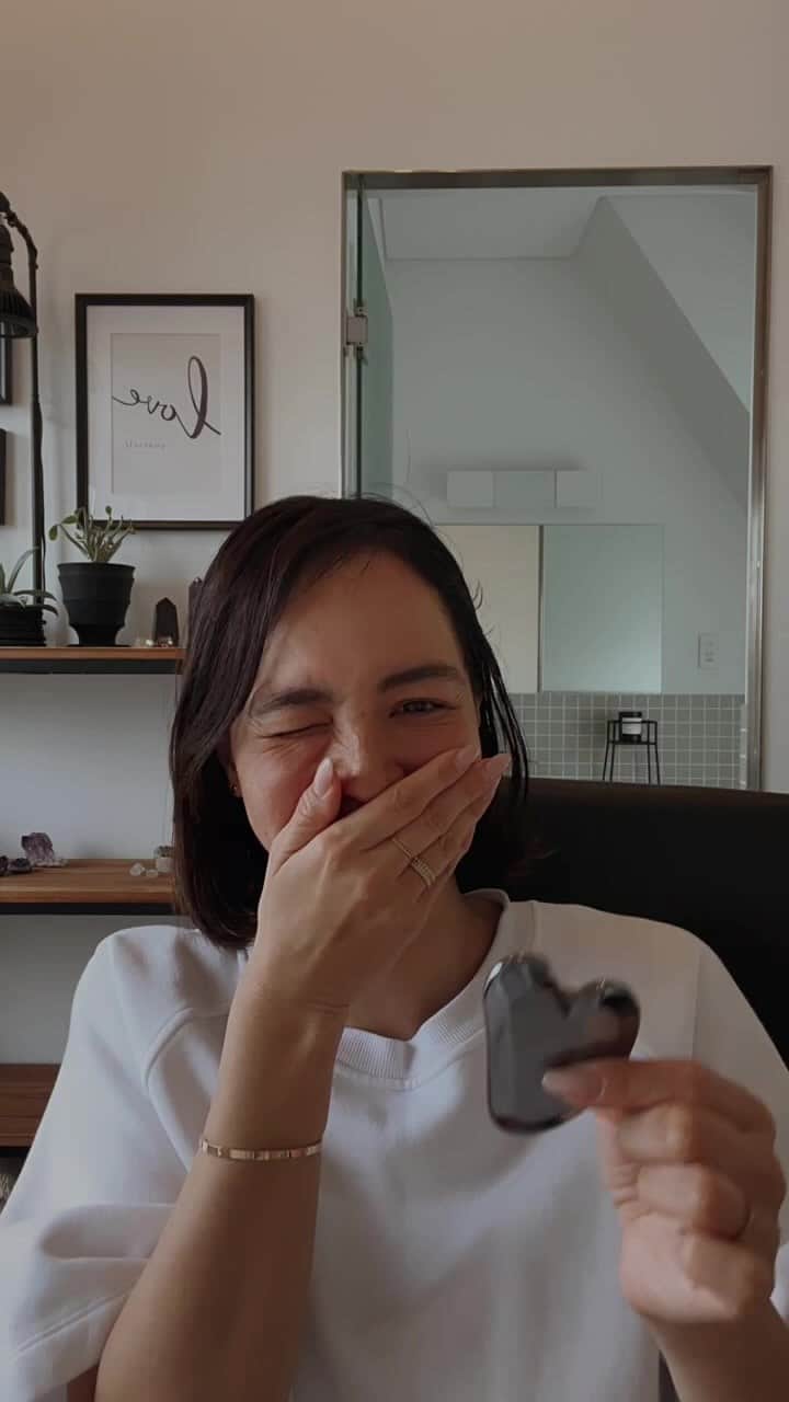 鈴木サチのインスタグラム：「オフィスから✨ 何を一人でそんなに爆笑していたんでしょうか！？私🤣🤣 カッサのお話してます😘😘 土曜日のお昼にも関わらず、たくさんの方にLiveにご参加頂き、ありがとうございました😊」