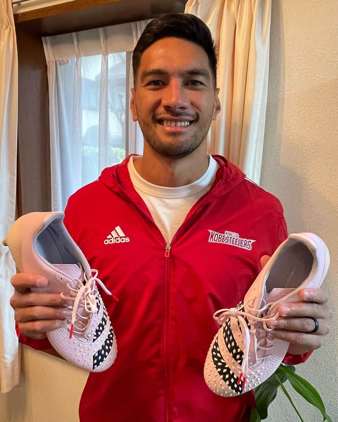 ラファエレ・ティモシーのインスタグラム：「Cool なNew Bootsとともに臨むNew Season🔥 応援よろしく  @adidasrugby @adidastokyo  #adidas #adidasrugby #impossibleisnothing #createdwithadidas」