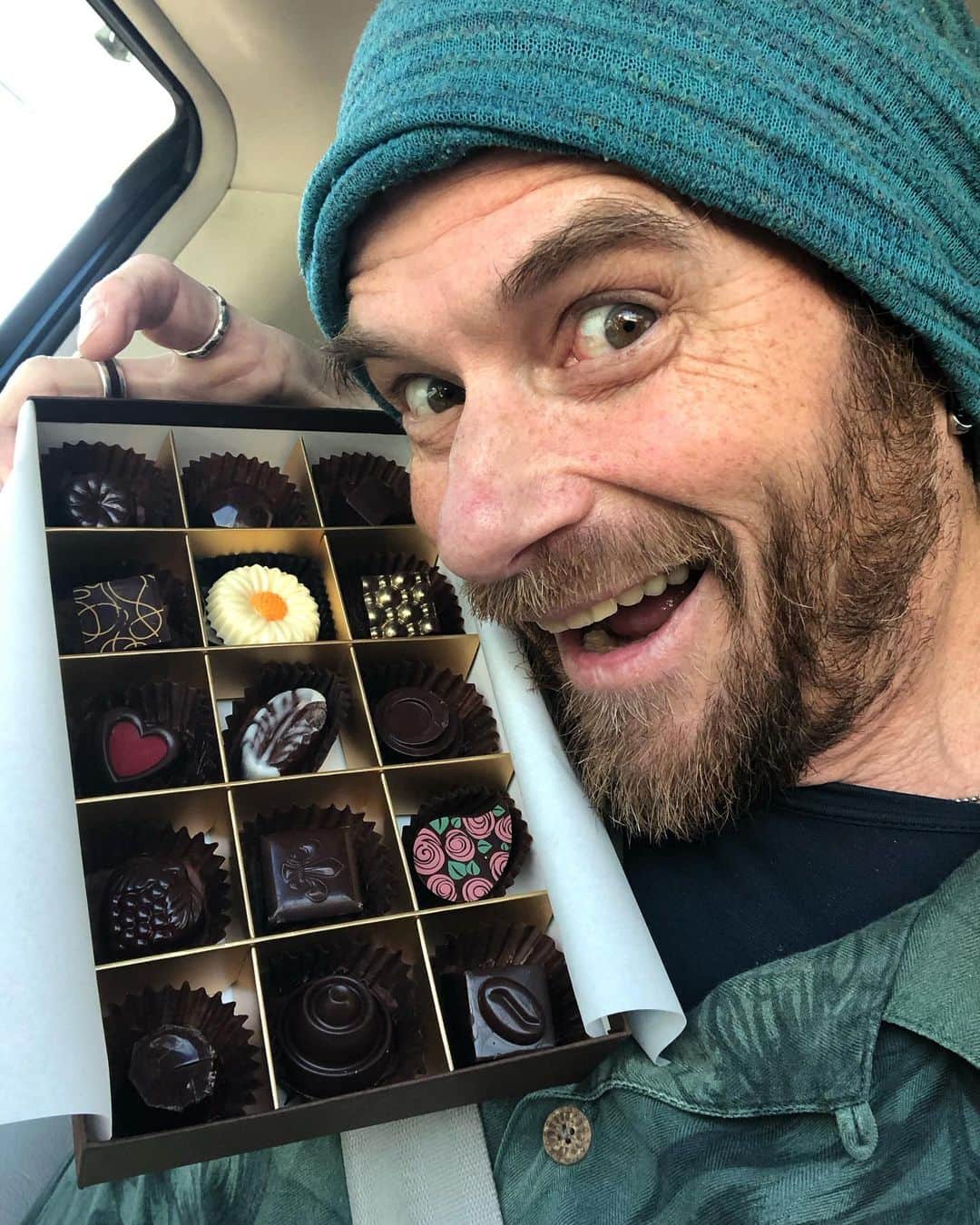 のインスタグラム：「My next-door neighbor, Mrs. A is an amazing Chocolatier💖 they taste even better than they look🤩 thank you, Mrs. A❣️ #thanecamus #chocolate #chocolatier #delicious #grateful #yummy #ilovechocolate」