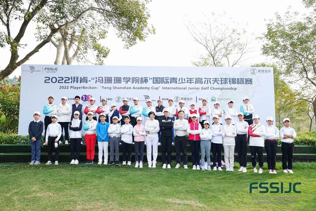 フォン・シャンシャンさんのインスタグラム写真 - (フォン・シャンシャンInstagram)「After being suspended due to pandemic for two years - Feng Shanshan Academy Cup Junior Championship is back this week! Thanks to my team’s hard work to make it happen and I’m very grateful to see so many cute smiling faces and so proud to see all of you playing so well despite of wind and cold weather. Golf is a sport that makes us stronger!! #FSSIJC」12月17日 13時26分 - shanshanfeng_golf