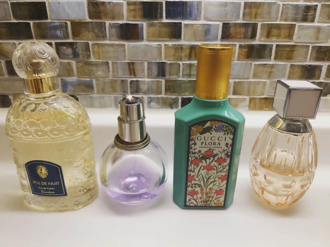 有本香のインスタグラム：「好きなフレグランスたち。左から、Vol de Nuit（夜間飛行/Guerlain）／ECLAT D'ARPEGE（LANVIN）／Gorgeous Jasmine（Gucci）／Jimmy Choo」