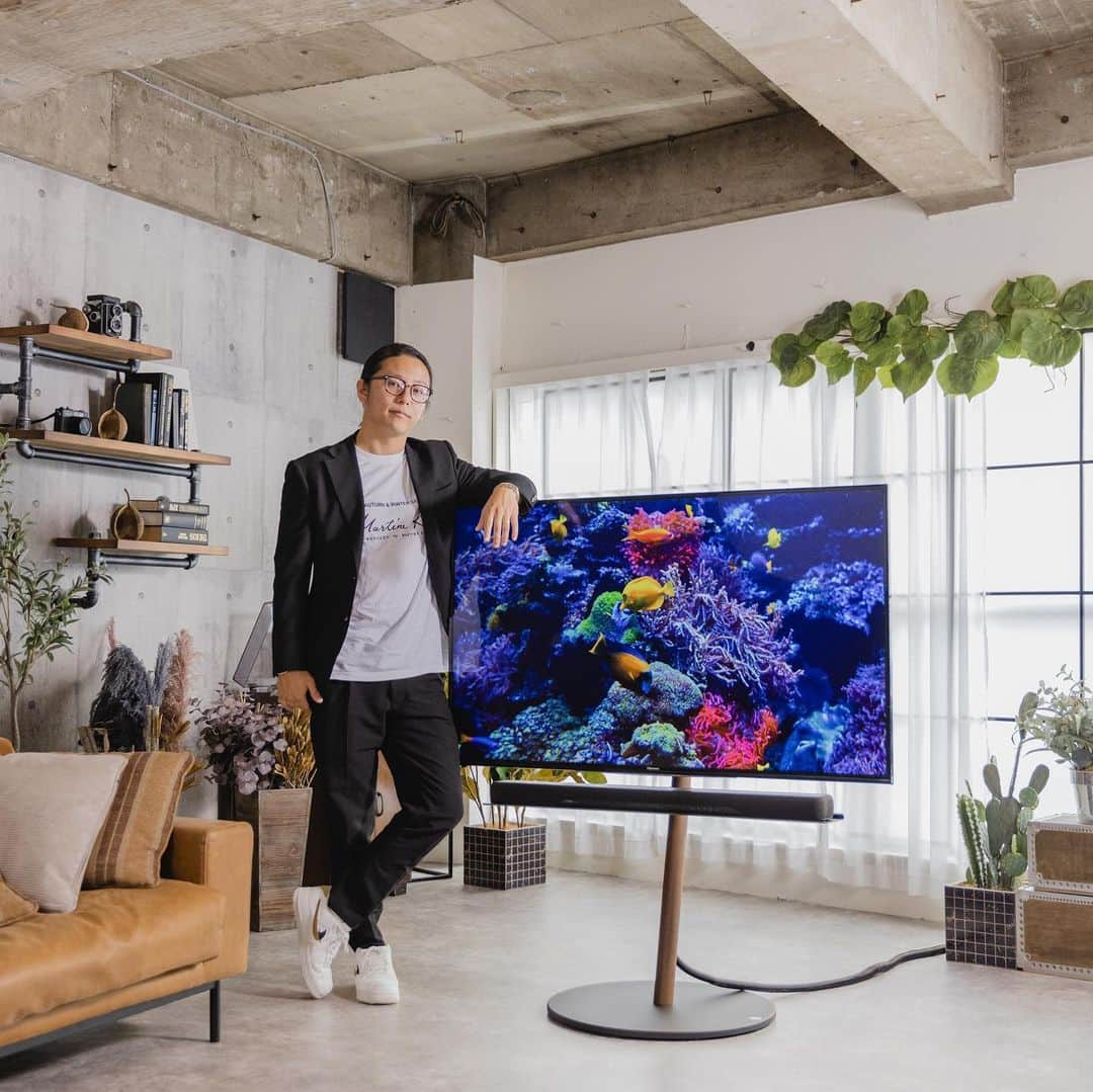 伊東大輝さんのインスタグラム写真 - (伊東大輝Instagram)「先日テレビスタンド「WALL A2」のインタビューを受け、記事が公開されているので是非読んでみて下さい🙏✨ @wall_jpn   テレビをどこでも1人で動かして自由に観る事が出来るという事がこんなに快適だなんて🥰  女性でも簡単に移動出来るし妻もとても助かってるみたい🔥  仕事のオンライン会議でダイニングに移動したり、庭でBBQをする時は庭側に移動したり、妻がキッチンで料理してる時はキッチンへWALL A2を移動したり 仕事も遊びも自由になりました✨  #pr #WALLTVSTAND #テレビを自由に」12月17日 13時41分 - daikiitoh