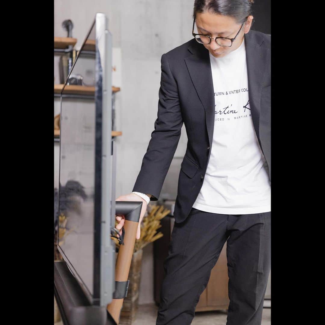 伊東大輝さんのインスタグラム写真 - (伊東大輝Instagram)「先日テレビスタンド「WALL A2」のインタビューを受け、記事が公開されているので是非読んでみて下さい🙏✨ @wall_jpn   テレビをどこでも1人で動かして自由に観る事が出来るという事がこんなに快適だなんて🥰  女性でも簡単に移動出来るし妻もとても助かってるみたい🔥  仕事のオンライン会議でダイニングに移動したり、庭でBBQをする時は庭側に移動したり、妻がキッチンで料理してる時はキッチンへWALL A2を移動したり 仕事も遊びも自由になりました✨  #pr #WALLTVSTAND #テレビを自由に」12月17日 13時41分 - daikiitoh