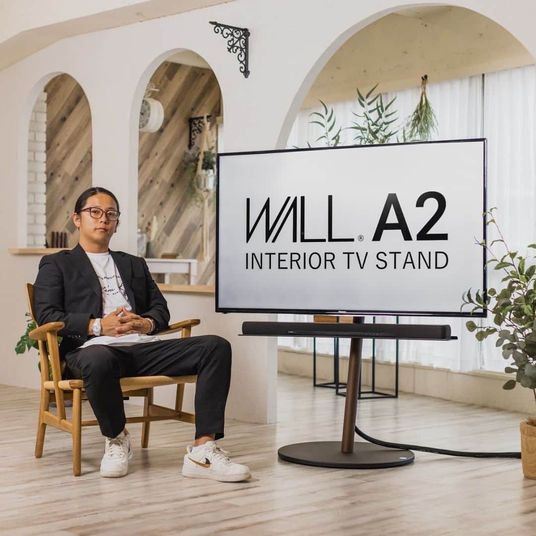 伊東大輝のインスタグラム：「先日テレビスタンド「WALL A2」のインタビューを受け、記事が公開されているので是非読んでみて下さい🙏✨ @wall_jpn   テレビをどこでも1人で動かして自由に観る事が出来るという事がこんなに快適だなんて🥰  女性でも簡単に移動出来るし妻もとても助かってるみたい🔥  仕事のオンライン会議でダイニングに移動したり、庭でBBQをする時は庭側に移動したり、妻がキッチンで料理してる時はキッチンへWALL A2を移動したり 仕事も遊びも自由になりました✨  #pr #WALLTVSTAND #テレビを自由に」