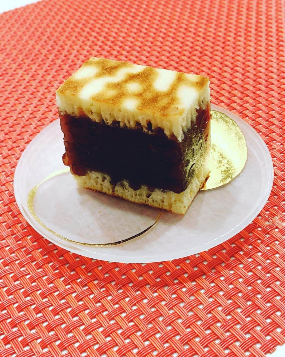 加藤綾子さんのインスタグラム写真 - (加藤綾子Instagram)「* 🤤💕  先日素敵なお土産を頂きました！ 松江風月堂さんの八雲小倉✨  餡はすっきりとした甘さで カステラ生地はふわふわで  とっても美味しかったです🤤💕  #松江風月堂 #八雲小倉 #和菓子」12月17日 14時00分 - ayako_kato.official