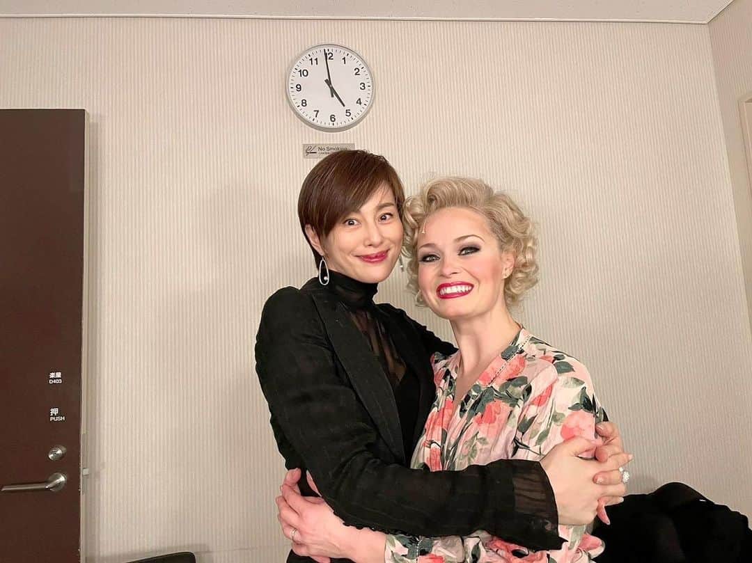 米倉涼子のインスタグラム：「I really miss doing the show, but then it is very nice to get to see/meet yet another Roxie, Sarah!   @sarahsoetaert  @chicago_japan  @chicagomusical  #chicagofamily」