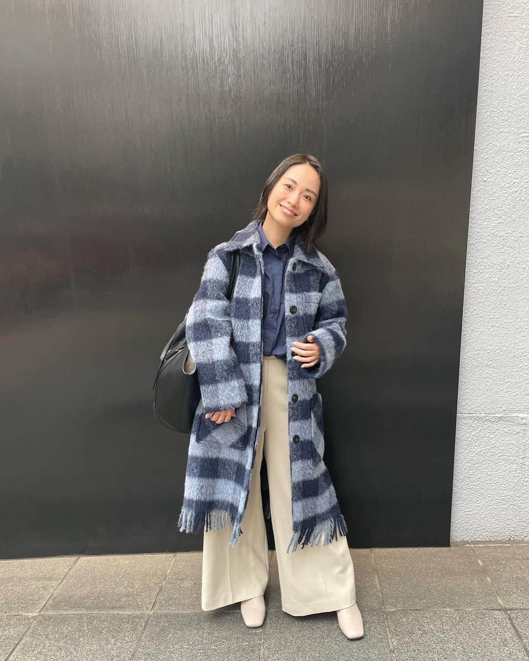 寺田有希のインスタグラム：「BRの公開収録をした時に、 リアル買いしてしまったこのコート🙈✨ @woolrich   腕が長かったのでチビ仕様にし、 本格的に使える時期がやってきました🧥✨  どうどう！？ かわいくないですか🥺！？？？  裾がマフラーみたいになってるの🧣！ このデザインがすごくかわいくて一目惚れ🥺♡ 明る過ぎない青も、 大人っぽく使えそうでよきです🙆‍♂️✨  次はもっと スポーティなアイテムを試したい！  今までイタリアスタイルばかりだったけど、 アメリカンスタイルも 掘れば掘るほど楽しいなあ🥺✨  青山のお店もステキだった！ レディースアイテムも充実してたよ！ カップルで見に行くのとかオススメ🙆‍♂️✨  #woolrich #ウールリッチ #brchannel #mensfashion #コート #コートコーデ #冬カラー #冬服コーデ #フリーランス #寺田有希 #teradayuki」