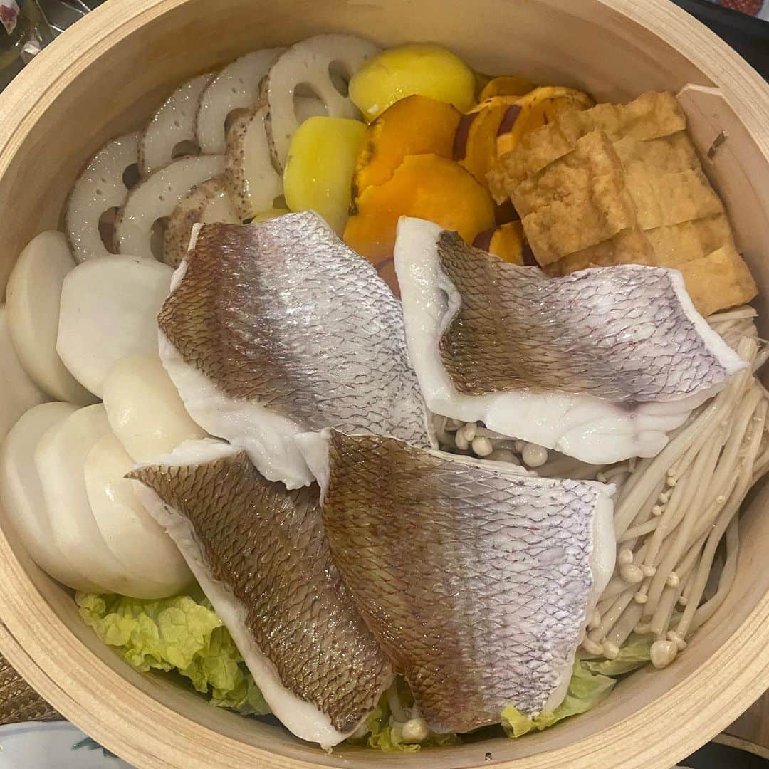 水川あさみのインスタグラム：「12月食欲が増す季節到来。 最近の美味しかったご飯たち。  🤤せいろ料理にハマっております。とにかくなんでも蒸す。簡単でおいしい。自家製の醤油麹つけて食べたら最高。 🤤京都の有名喫茶店の卵サンド 🤤窪田氏特製アクアパッツァ 🤤@ayu_ranranお手製のマロングラッセ 🤤炭で焼いて陽の力をいただく囲炉裏を囲んでほくほく 🤤ひとつひとつ手作りのシンプルでこだわりの材料のおつな 🤤突然出逢った仙人のような輝く人に、突然頂いたアイスクリーム。材料は甘酒、ココナッツミルク、ココアパウダー、醤油のみ 🤤生春巻き大好き 🤤目ん玉飛び出るマグロ 🤤友人が作る本場の愛情いっぱいタッカンマリ」