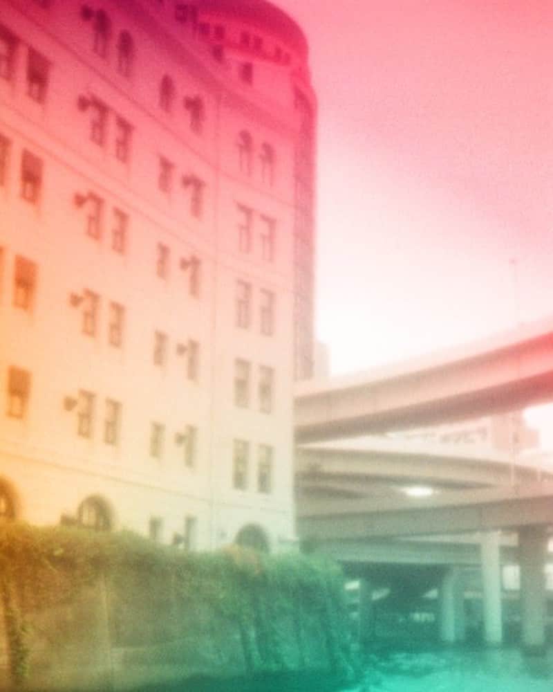 花代さんのインスタグラム写真 - (花代Instagram)「写真美術館で90年代に撮った写真の展覧会をした時に首都高のイメージなのでコレクションしたいとの不思議なリクエストがありこの展覧会に参加する事になりました　そこにはタルコフスキー、棟方志功、ビュッフェなど60年代以降とはいえ首都高を巡って繋がった様々な作品群が仲良く混在して素晴らしい展覧会となっていました 「開通60周年記念『芸術作品に見る首都高展』」O美術館　1962年12月、首都高速1号線の京橋〜芝浦間4.5kmが開通し、2022年12月に開通60周年を迎えます。これを記念して、現在、総延長が約330㎞、一日100万台が利用する首都圏の大動脈となった「首都高」を様々なアート表現により俯瞰することにより、首都高の魅力を芸術面から発信する展覧会です。会田誠、荻野夕奈、山口晃、戸賀﨑珠穂、花代、立木義浩、三好耕三、森山大道、入江明日香、横尾忠則、他」12月17日 14時16分 - hanapooo