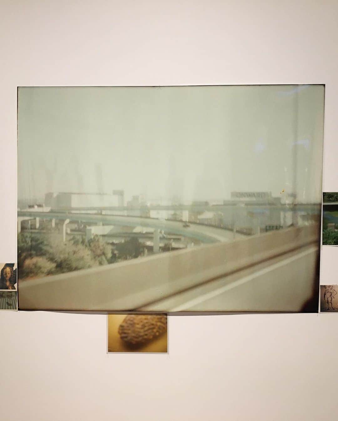 花代さんのインスタグラム写真 - (花代Instagram)「写真美術館で90年代に撮った写真の展覧会をした時に首都高のイメージなのでコレクションしたいとの不思議なリクエストがありこの展覧会に参加する事になりました　そこにはタルコフスキー、棟方志功、ビュッフェなど60年代以降とはいえ首都高を巡って繋がった様々な作品群が仲良く混在して素晴らしい展覧会となっていました 「開通60周年記念『芸術作品に見る首都高展』」O美術館　1962年12月、首都高速1号線の京橋〜芝浦間4.5kmが開通し、2022年12月に開通60周年を迎えます。これを記念して、現在、総延長が約330㎞、一日100万台が利用する首都圏の大動脈となった「首都高」を様々なアート表現により俯瞰することにより、首都高の魅力を芸術面から発信する展覧会です。会田誠、荻野夕奈、山口晃、戸賀﨑珠穂、花代、立木義浩、三好耕三、森山大道、入江明日香、横尾忠則、他」12月17日 14時16分 - hanapooo