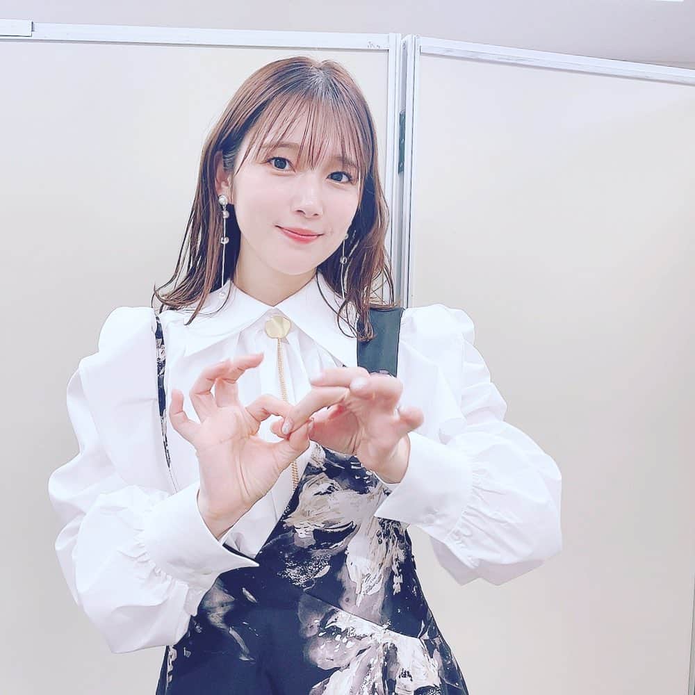 内田真礼のインスタグラム：「本日はジャンフェスにお邪魔しましたよ！ 魔都精兵のスレイブステージに登壇してきました🌸  久しぶりの有観客のジャンフェスは、お客さまの熱気がすごくて、楽しかったなぁ☺️  わたくし、出雲天花を演じることがすでに発表されていましたが！ 今回新しく、エンディングの曲を歌うことが発表されました！！！ なんと！サプライズです！🙌  みなさん、2023年の放送をお楽しみに！ 天花さんに早く会いたい〜〜 PVも公開されたので見てみてね☺️🧡 天花もちょっとしゃべってます！」