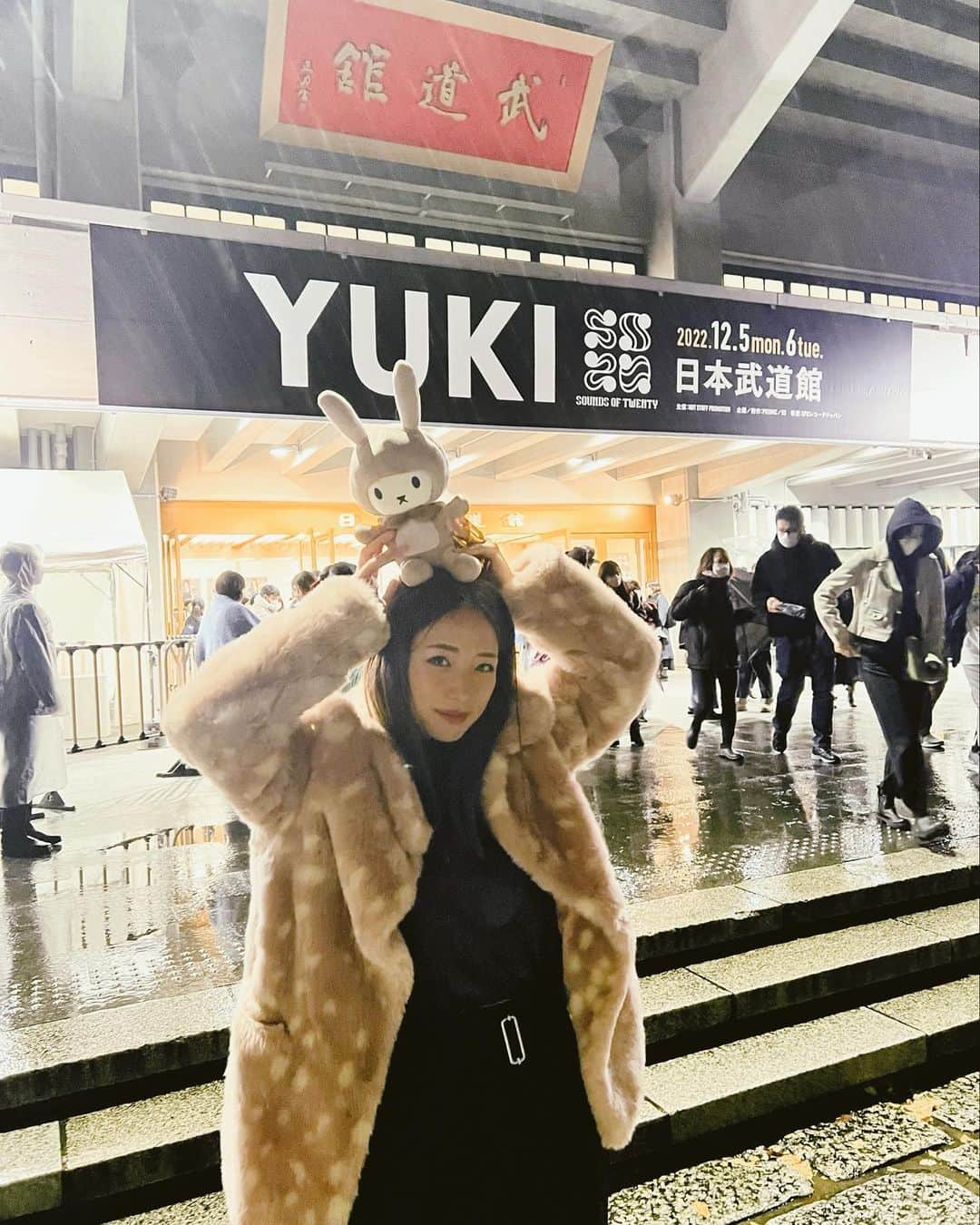 イアリサのインスタグラム：「2022年締めのライブは我が女神YUKIちゃん！  いっぱい一緒にニールと踊って いっぱいからだぜんぶで歌声を感じて いっぱい涙出た  なんだかここ数年 気付いていたけど取り戻すことができなかった気持ちがYUKIちゃんの LIVEで戻ってきた  なんてキラキラした時間だったんだろう  これから私は更に頑張れるし 戻ってきた私にもおかえりと伝えたい  そして 10年以上前 まだiphoneじゃなかった時代 着うたをビスケットに設定していた彼と 一緒にYUKIちゃんのライブに行けて 一緒にビスケットを聞けたよ  20周年おめでとう ずっとずっと大好きです  #153cmのリアルファンタジー #YUKIちゃん #20周年」