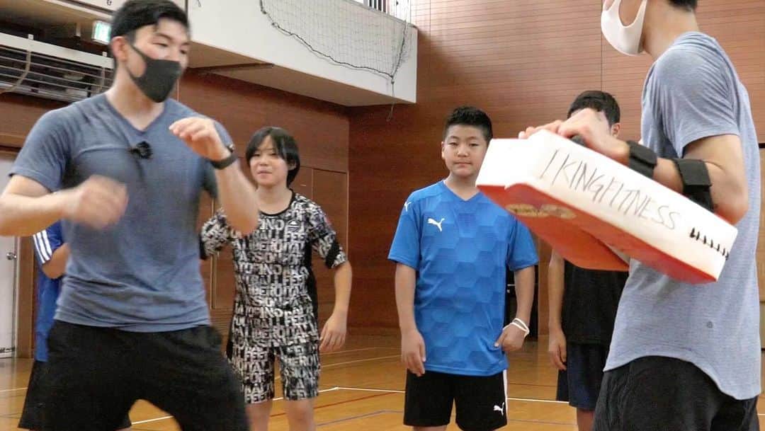 江幡塁のインスタグラム：「キッズイベント 自分が格闘技を通して学んだことを社会の役に立てたい。 第一弾は『未来ある子ども達に有益な学びを届ける。』 僕も小さい頃強さに憧れた。でも強いってどういうことだろう？ 漠然としているからこそ履き違えてしまい争いなどが生まれる。　 僕は格闘技を通して日本の伝統文化である武道の教えを持って強さを学び、成長してきました。 戦いを止める道と書き『武道』と読むように武道の教えでの強さとは　戦いを止めること。 誰かを守るために強くなる。 自信を持つことで人に優しくなれる。 本当に強い人とは優しい人。そんな話をレッスンを通して伝えてきました。  今年4月に怪我をしてキックボクサーとしては現在休業中ですが、格闘家として自身の経験を元に社会の力になれるよう活動しています。  #江幡塁 #キッズ #教育 #武道 #japan #kids」