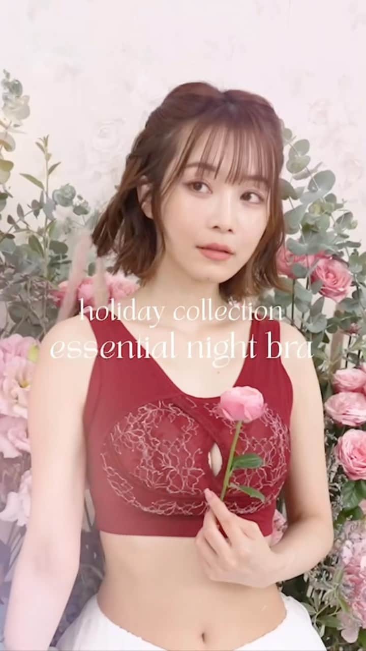 さくまみおのインスタグラム：「いよいよ今夜20:30〜🎄 miourホリデーコレクションが発売されます💝  ・ナイトブラ+のワインレッド (より敏感肌さんに優しく進化しました✨) ・ブラキャミの新色モーヴピンクが早くも登場 ・前回15分で完売したブラキャミブラックも再販  💝初のオリジナルノベルティポーチも…💝  2022.12.17(sat) ■20:00〜カウントダウンLIVE YouTube(プロフから飛べます) 公式Instagram(@miour_official ) ■20:30〜販売開始 公式サイト(miour.jp)  そしてなんと今日でmiourはナイトブラの一般販売からちょうど1周年🎊 全然買わなきゃとか考えなくて大丈夫なので、お気軽にLIVEに「1周年おめでと〜」とかだけでも話しかけに来てもらえると嬉しいです☺️🎉 みんなと作ったブランドがこんなに大きくなって、1年でナイトブラだけでなく、サポートショーツやブラキャミ、ホリデーコレクションまで出すことが出来て…感無量です😭✨ いつも支えてくれるフォロワーの皆さん、本当にありがとうございます🥹💓  #miour #ホリデーコレクション #クリスマスコフレ #ナイトブラ #ブラキャミ #ノンワイヤーブラ #ブラトップ #補正下着 #さくまみお」