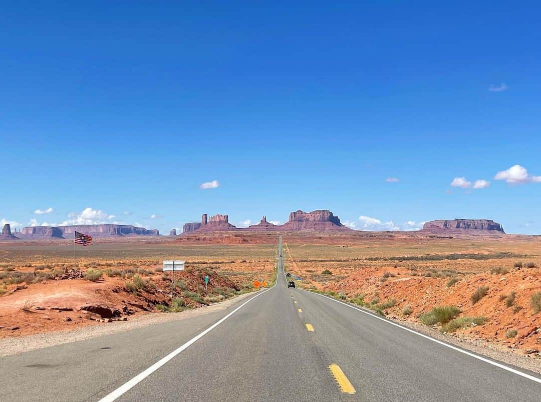 白渚すずさんのインスタグラム写真 - (白渚すずInstagram)「夏休みRV trip ・ ＊Monument Valley  モニュメントバレー＊  大好きな映画フォレストガンプでもお馴染みの場所。 だだっ広い所にポツポツと聳え立つ巨大な岩たち。 自然の偉大さに驚愕。 大自然の中でのご飯、公園… もう二度とない経験かもしれない。  #monumentvalley#grandcircle#rv#rvtravel#rvtrip #forestgump#forestgumppoint#cars#disneycars#フォレストガンプ #モニュメントバレー #キャンピングカー#キャンピングカーの旅」12月17日 16時25分 - suzubell_44