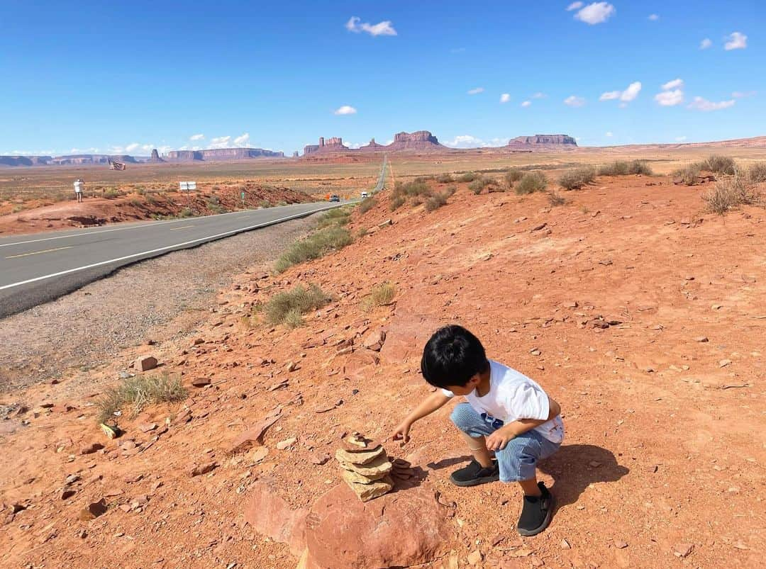 白渚すずさんのインスタグラム写真 - (白渚すずInstagram)「夏休みRV trip ・ ＊Monument Valley  モニュメントバレー＊  大好きな映画フォレストガンプでもお馴染みの場所。 だだっ広い所にポツポツと聳え立つ巨大な岩たち。 自然の偉大さに驚愕。 大自然の中でのご飯、公園… もう二度とない経験かもしれない。  #monumentvalley#grandcircle#rv#rvtravel#rvtrip #forestgump#forestgumppoint#cars#disneycars#フォレストガンプ #モニュメントバレー #キャンピングカー#キャンピングカーの旅」12月17日 16時25分 - suzubell_44