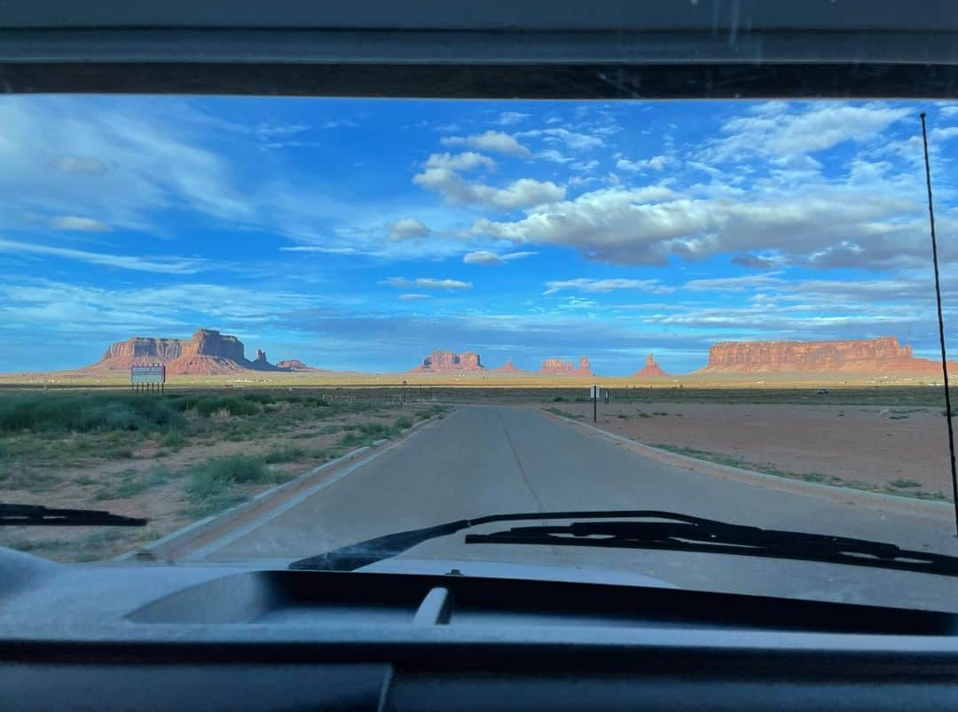 白渚すずさんのインスタグラム写真 - (白渚すずInstagram)「夏休みRV trip ・ ＊Monument Valley  モニュメントバレー＊  大好きな映画フォレストガンプでもお馴染みの場所。 だだっ広い所にポツポツと聳え立つ巨大な岩たち。 自然の偉大さに驚愕。 大自然の中でのご飯、公園… もう二度とない経験かもしれない。  #monumentvalley#grandcircle#rv#rvtravel#rvtrip #forestgump#forestgumppoint#cars#disneycars#フォレストガンプ #モニュメントバレー #キャンピングカー#キャンピングカーの旅」12月17日 16時25分 - suzubell_44