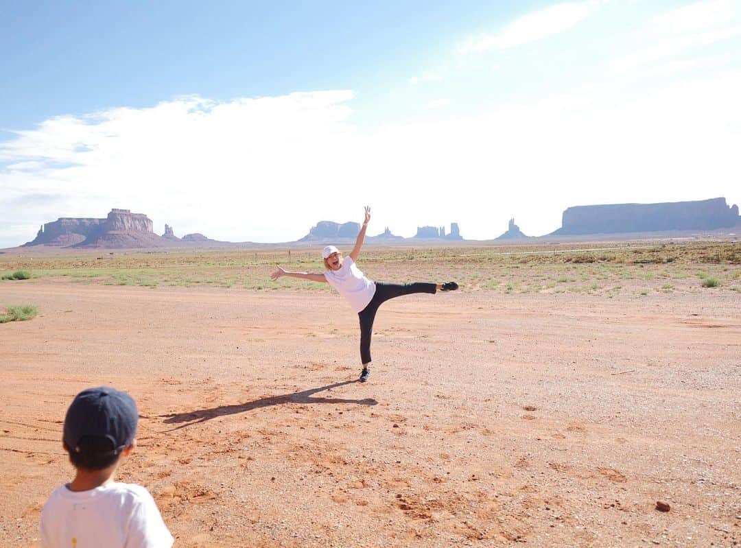 白渚すずさんのインスタグラム写真 - (白渚すずInstagram)「夏休みRV trip ・ ＊Monument Valley  モニュメントバレー＊  大好きな映画フォレストガンプでもお馴染みの場所。 だだっ広い所にポツポツと聳え立つ巨大な岩たち。 自然の偉大さに驚愕。 大自然の中でのご飯、公園… もう二度とない経験かもしれない。  #monumentvalley#grandcircle#rv#rvtravel#rvtrip #forestgump#forestgumppoint#cars#disneycars#フォレストガンプ #モニュメントバレー #キャンピングカー#キャンピングカーの旅」12月17日 16時25分 - suzubell_44