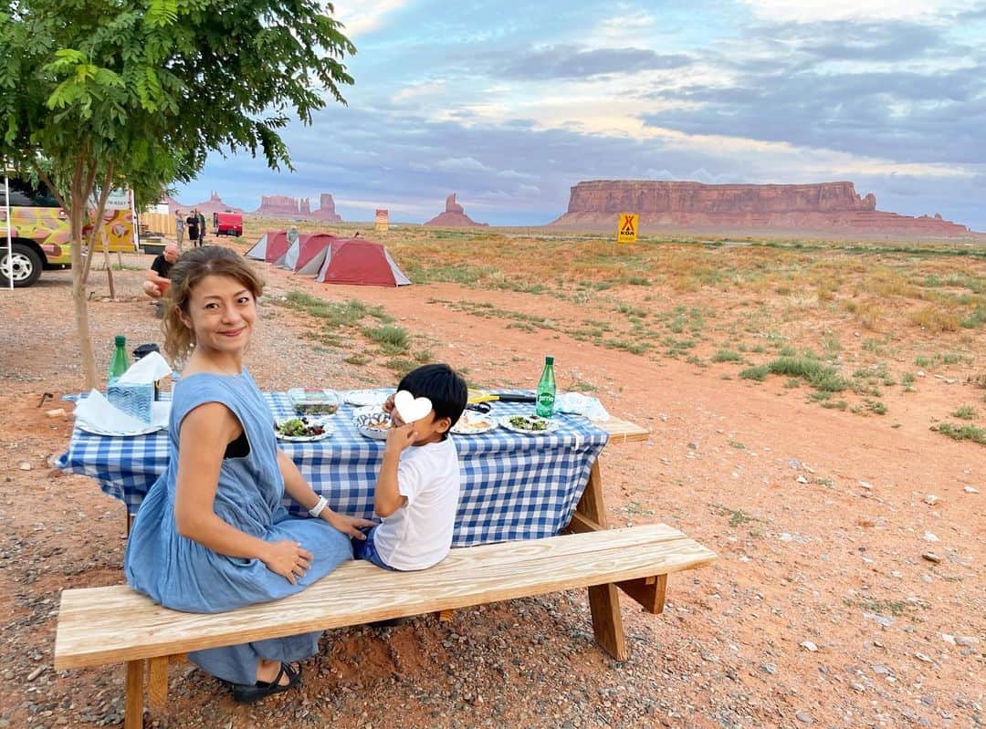 白渚すずさんのインスタグラム写真 - (白渚すずInstagram)「夏休みRV trip ・ ＊Monument Valley  モニュメントバレー＊  大好きな映画フォレストガンプでもお馴染みの場所。 だだっ広い所にポツポツと聳え立つ巨大な岩たち。 自然の偉大さに驚愕。 大自然の中でのご飯、公園… もう二度とない経験かもしれない。  #monumentvalley#grandcircle#rv#rvtravel#rvtrip #forestgump#forestgumppoint#cars#disneycars#フォレストガンプ #モニュメントバレー #キャンピングカー#キャンピングカーの旅」12月17日 16時25分 - suzubell_44