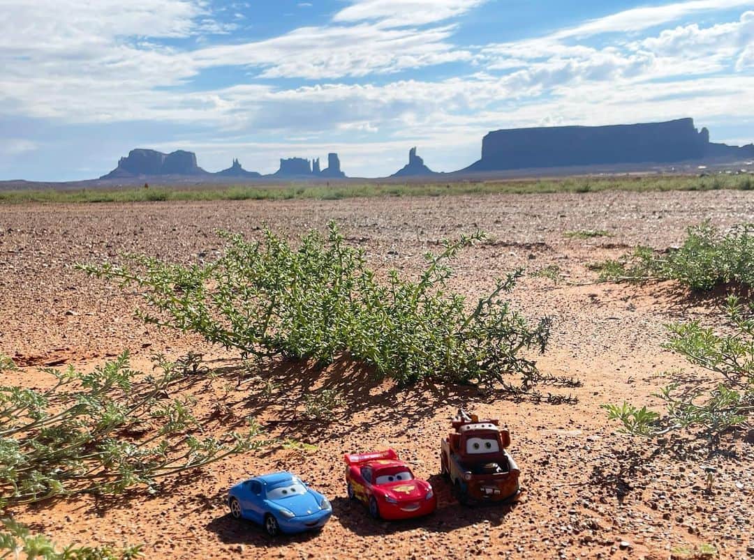 白渚すずさんのインスタグラム写真 - (白渚すずInstagram)「夏休みRV trip ・ ＊Monument Valley  モニュメントバレー＊  大好きな映画フォレストガンプでもお馴染みの場所。 だだっ広い所にポツポツと聳え立つ巨大な岩たち。 自然の偉大さに驚愕。 大自然の中でのご飯、公園… もう二度とない経験かもしれない。  #monumentvalley#grandcircle#rv#rvtravel#rvtrip #forestgump#forestgumppoint#cars#disneycars#フォレストガンプ #モニュメントバレー #キャンピングカー#キャンピングカーの旅」12月17日 16時25分 - suzubell_44