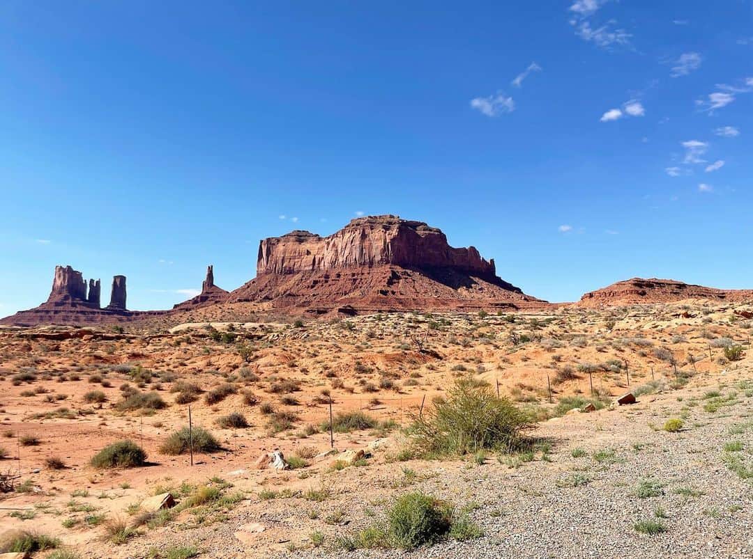 白渚すずさんのインスタグラム写真 - (白渚すずInstagram)「夏休みRV trip ・ ＊Monument Valley  モニュメントバレー＊  大好きな映画フォレストガンプでもお馴染みの場所。 だだっ広い所にポツポツと聳え立つ巨大な岩たち。 自然の偉大さに驚愕。 大自然の中でのご飯、公園… もう二度とない経験かもしれない。  #monumentvalley#grandcircle#rv#rvtravel#rvtrip #forestgump#forestgumppoint#cars#disneycars#フォレストガンプ #モニュメントバレー #キャンピングカー#キャンピングカーの旅」12月17日 16時25分 - suzubell_44