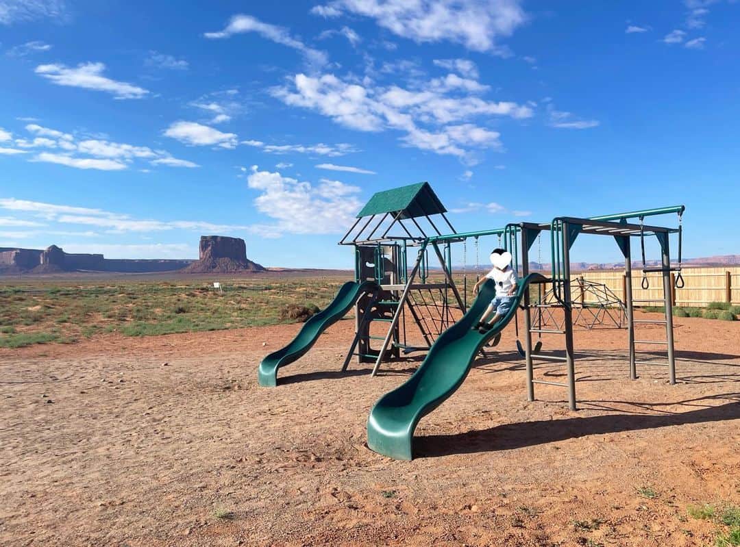 白渚すずさんのインスタグラム写真 - (白渚すずInstagram)「夏休みRV trip ・ ＊Monument Valley  モニュメントバレー＊  大好きな映画フォレストガンプでもお馴染みの場所。 だだっ広い所にポツポツと聳え立つ巨大な岩たち。 自然の偉大さに驚愕。 大自然の中でのご飯、公園… もう二度とない経験かもしれない。  #monumentvalley#grandcircle#rv#rvtravel#rvtrip #forestgump#forestgumppoint#cars#disneycars#フォレストガンプ #モニュメントバレー #キャンピングカー#キャンピングカーの旅」12月17日 16時25分 - suzubell_44