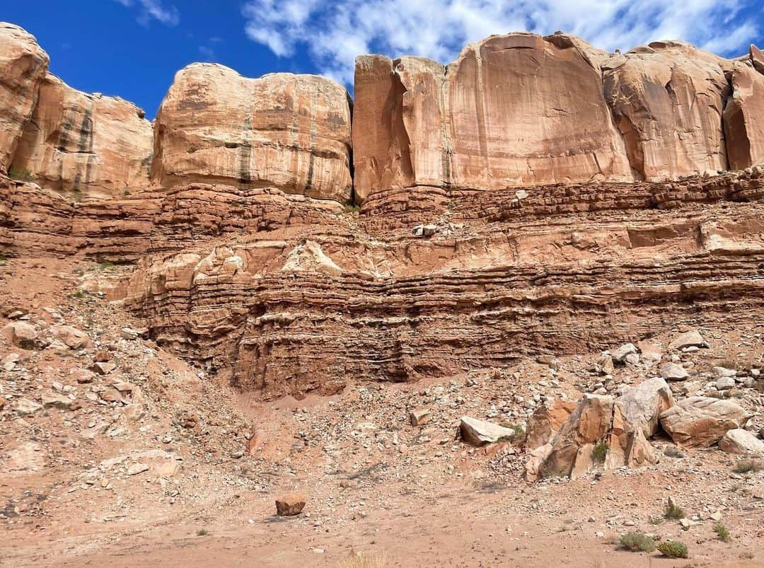 白渚すずさんのインスタグラム写真 - (白渚すずInstagram)「夏休みRV trip ・ ＊Monument Valley  モニュメントバレー＊  大好きな映画フォレストガンプでもお馴染みの場所。 だだっ広い所にポツポツと聳え立つ巨大な岩たち。 自然の偉大さに驚愕。 大自然の中でのご飯、公園… もう二度とない経験かもしれない。  #monumentvalley#grandcircle#rv#rvtravel#rvtrip #forestgump#forestgumppoint#cars#disneycars#フォレストガンプ #モニュメントバレー #キャンピングカー#キャンピングカーの旅」12月17日 16時25分 - suzubell_44
