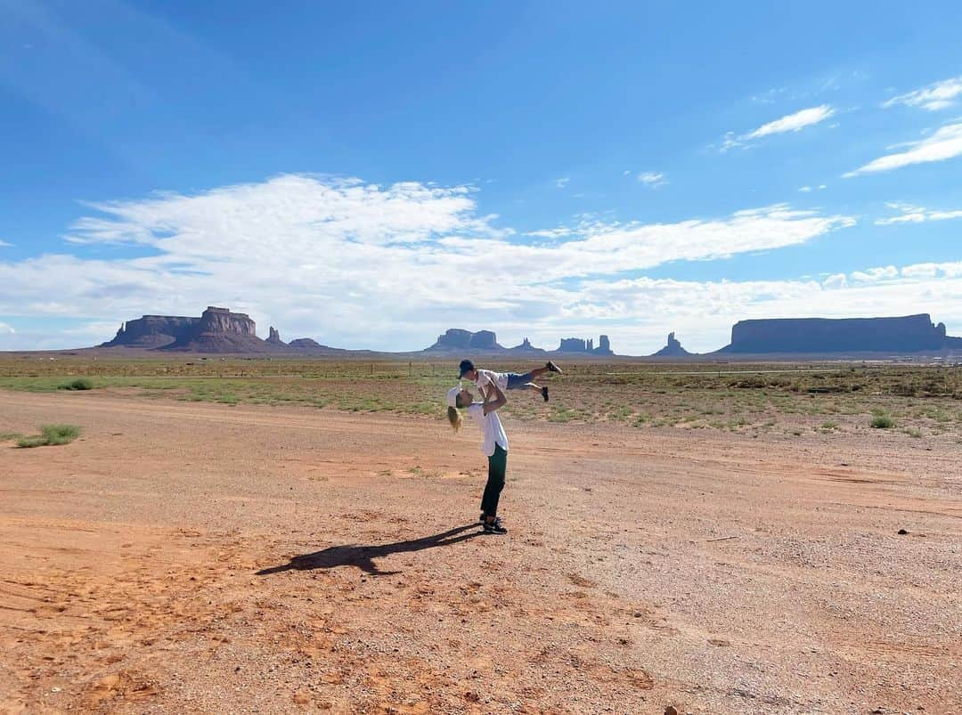 白渚すずのインスタグラム：「夏休みRV trip ・ ＊Monument Valley  モニュメントバレー＊  大好きな映画フォレストガンプでもお馴染みの場所。 だだっ広い所にポツポツと聳え立つ巨大な岩たち。 自然の偉大さに驚愕。 大自然の中でのご飯、公園… もう二度とない経験かもしれない。  #monumentvalley#grandcircle#rv#rvtravel#rvtrip #forestgump#forestgumppoint#cars#disneycars#フォレストガンプ #モニュメントバレー #キャンピングカー#キャンピングカーの旅」