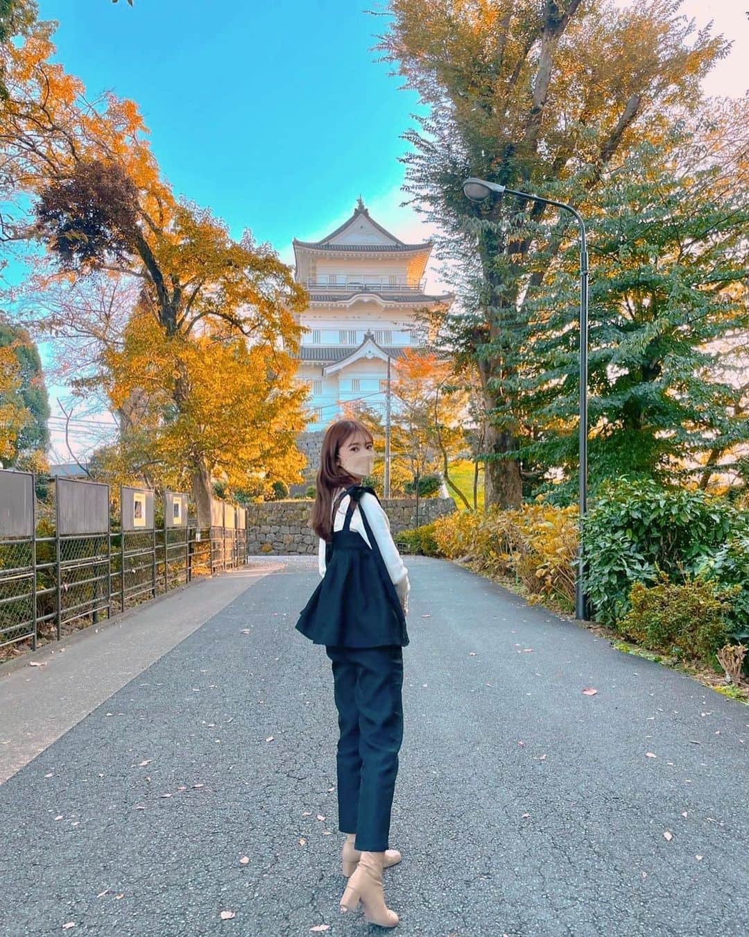 加田穂乃華のインスタグラム：「小田原城🏯  前にストーリーで何城でしょう？って 質問するだけして答え合わせしてなかった😂 正解者はいませんでした！ クイズ付き合ってくれてありがとうございました☺️  おじいちゃんおばあちゃんも一緒の 何年振りかの家族旅行で😊  湯河原に行った帰りに♨️  #小田原城 #観光」
