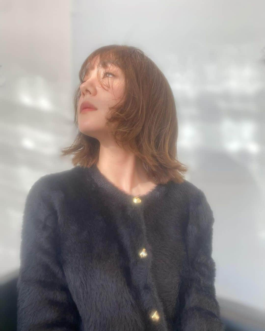 のインスタグラム：「前髪を整えてもらいました💇  ドラマの撮影中は2週間に1回切りに行ってます💇  @kenji_hairmake さんいつもありがとう✨同い年で、いつもおしゃべりが止まらない😚  因みにカーディガンは、　@zara です❤︎」