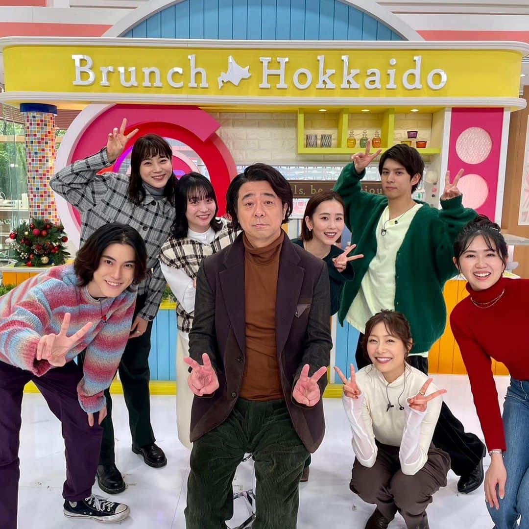 のインスタグラム：「年内最後のブラキタ！！ 観ていただいた皆さん、ロケでお世話になった皆さん、スタッフの皆さん、ありがとうございました😆😆  来年も1/28からまたよろしくお願いいたします❤️‍🔥❤️‍🔥  #ブラキタ #有野さん服着てます #ナニキルコーデ対決 #リナサントワタシナカヨシダヨ」